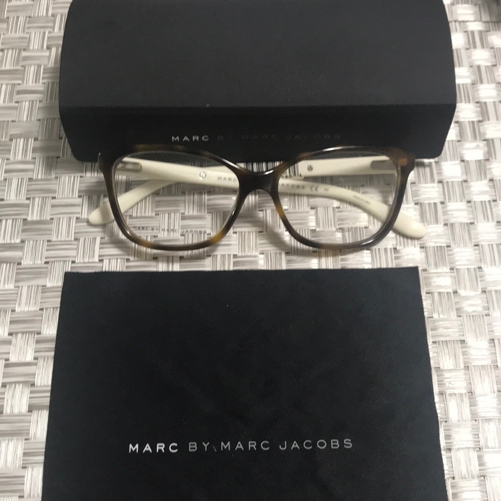 Marc Jacobs Authentic Woman Frame